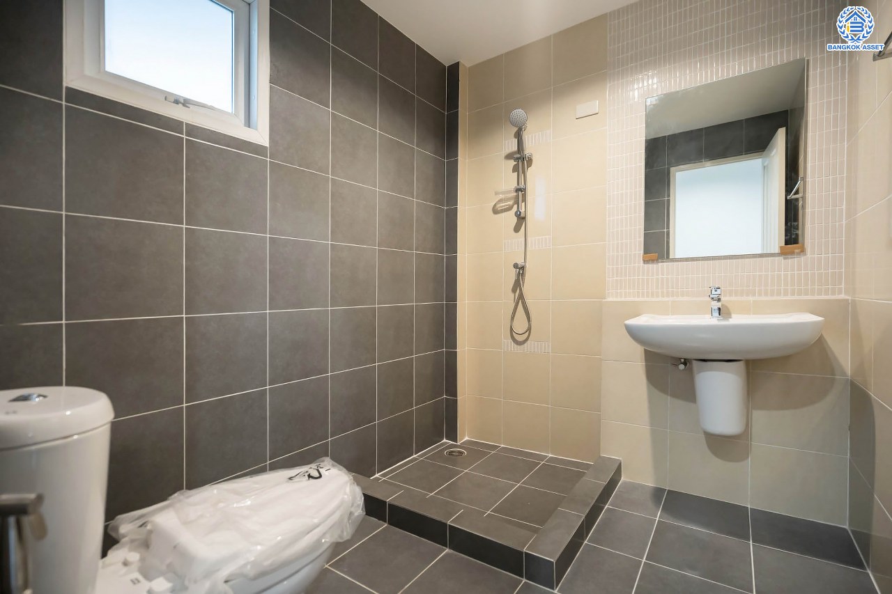 บ้านมือสองตกแต่งใหม่ โครงการ คาซ่าแกรนด์ รัตนาธิเบศร์-ราชพฤกษ์ หลังมุม บ้านเดี่ยวจากแบรนด์ Q.House เนื้อที่ 87.5 ตร.ว. ฟังก์ชัน 3 ห้องนอน 3 ห้องน้ำ จอดรถได้ถึง 4 คัน พร้อม Facilities ครบครัน บนทำเลเดินทางสะดวก ติดถนนราชพฤกษ์ ใกล้เซ็นทรัลเวสต์เกต และรถไฟฟ้าสายสีม่วง "สถานีบางรักใหญ่"